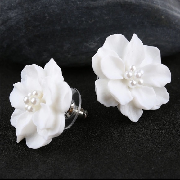 White flower earrings - Picture 3 of 7